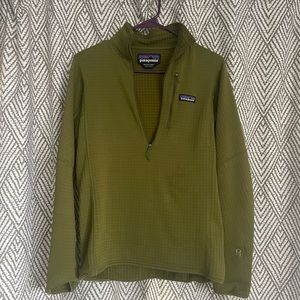 PATAGONIA men’s r1 quarter zip pullover in green! SIZE XS